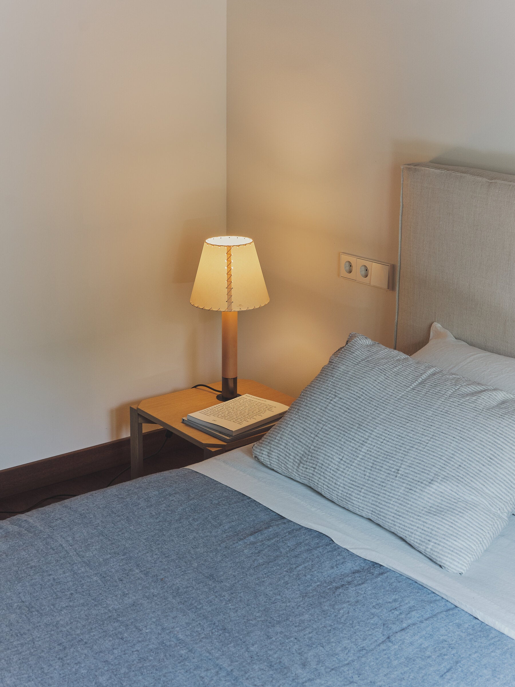 BÁSICA M1 CARTULINA BEIGE COSIDA