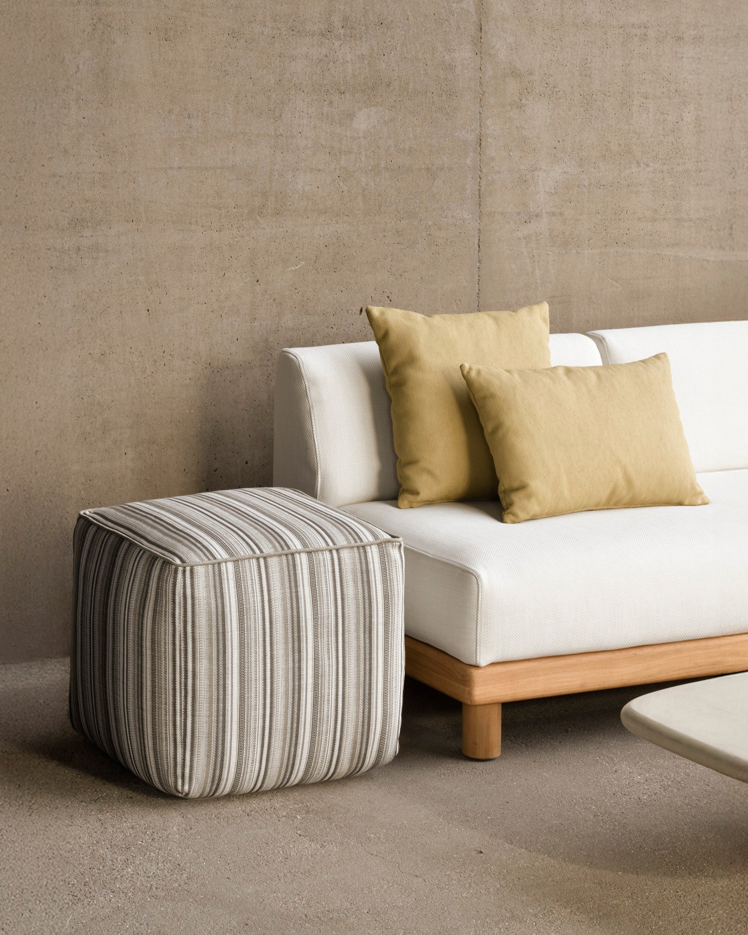 ZAHARA PUFF EXTERIOR GREY STRIPE