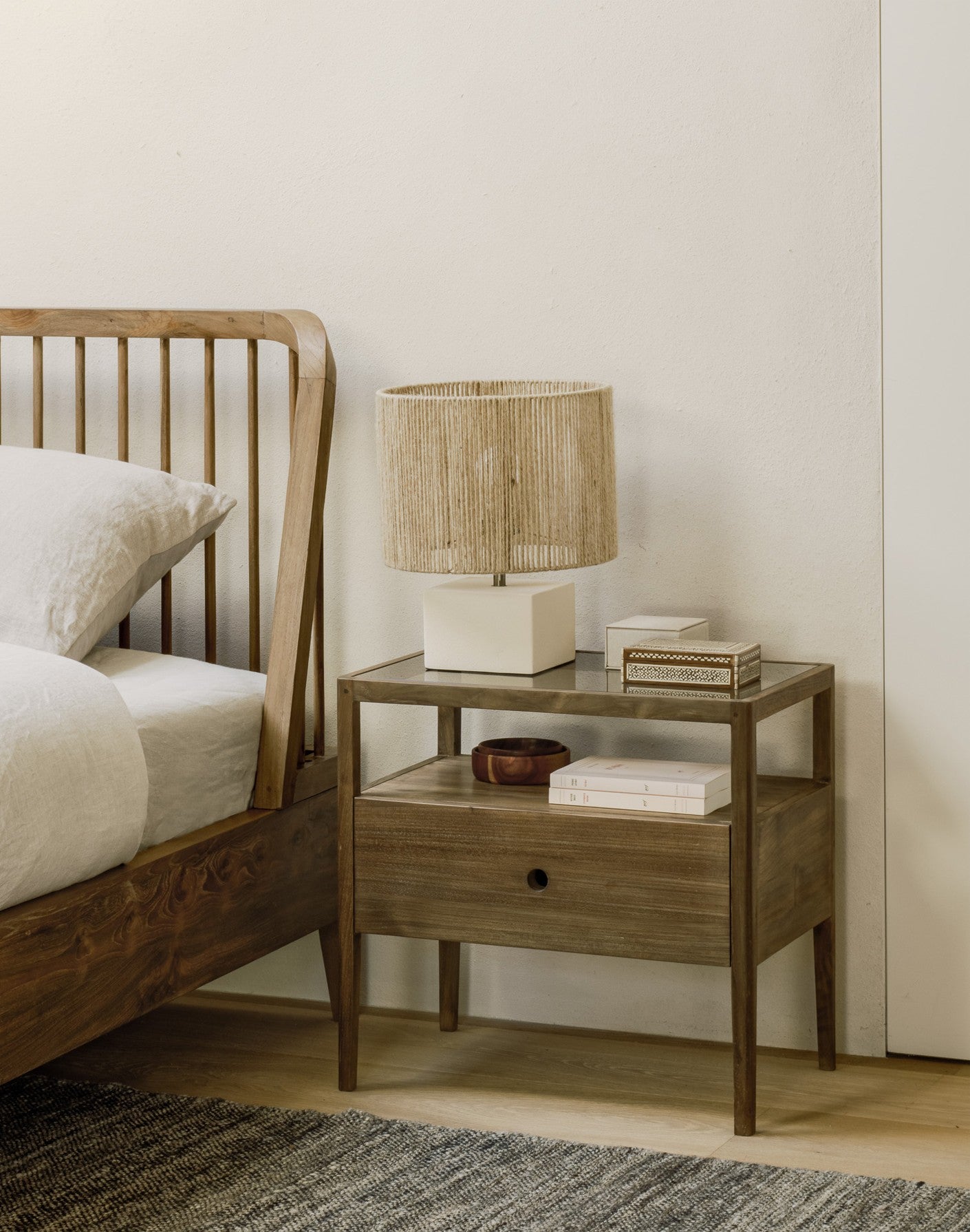 SPINDLE MESITA DE NOCHE TECA