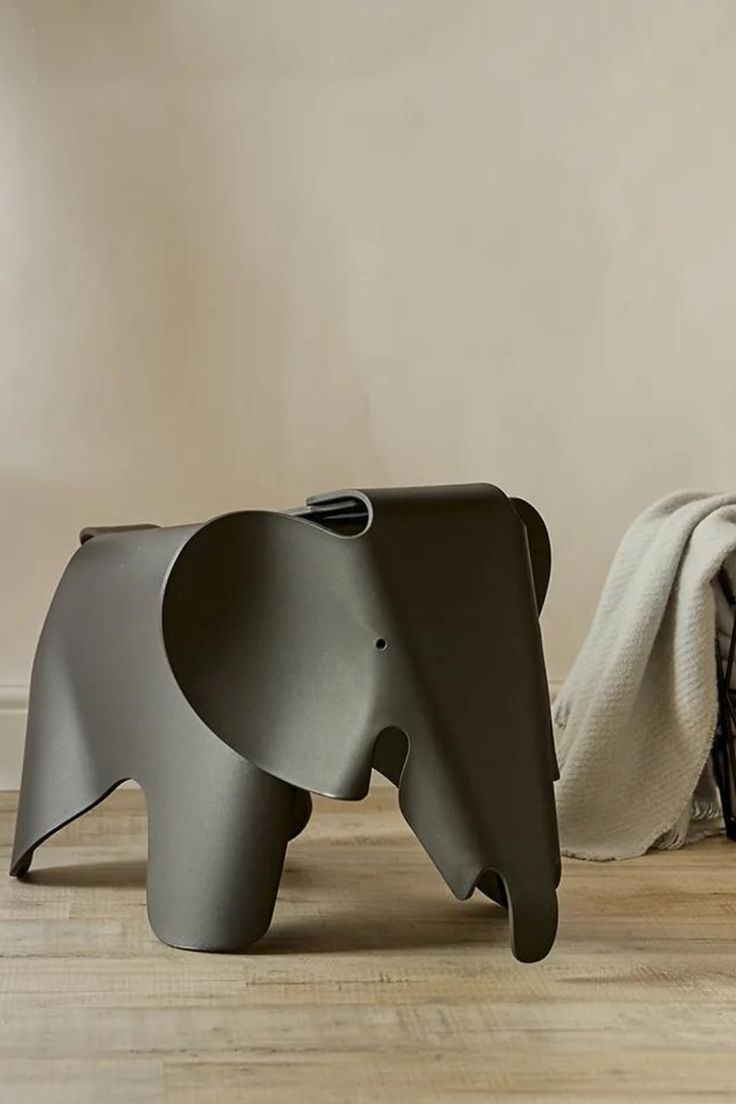 EAMES ELEPHANT SMALL NEGRO