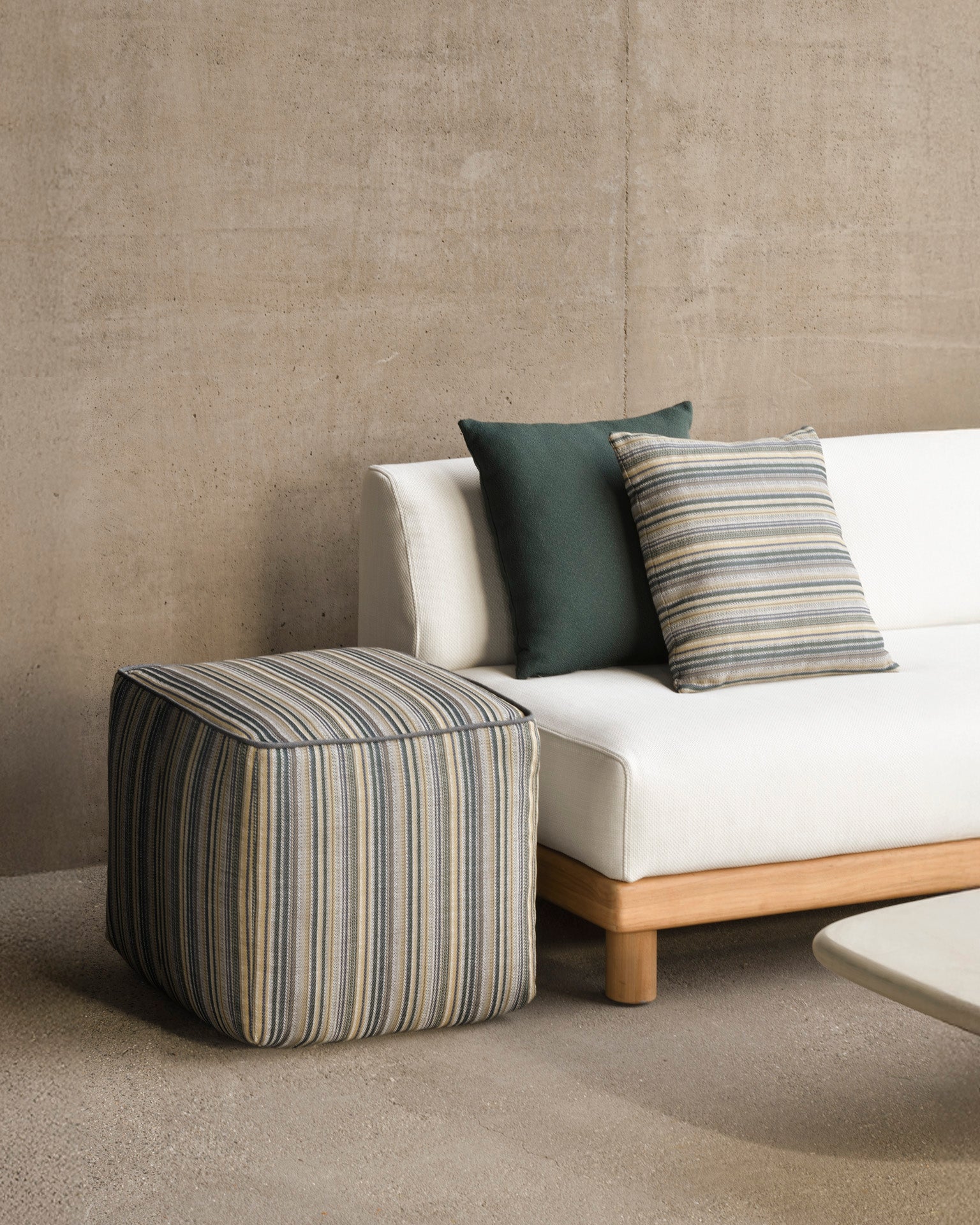 ZAHARA PUF EXTERIOR BLUE STRIPE