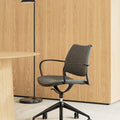 GAS SILLA TAPIZADA CON RUEDAS Y BRAZOS NEGRO