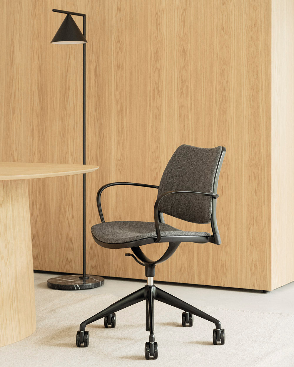 GAS SILLA TAPIZADA CON RUEDAS Y BRAZOS NEGRO